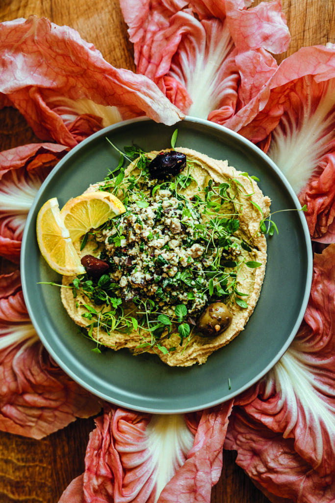 Hummus mit Tofu, Oliven, Kapern und Salzzitronen